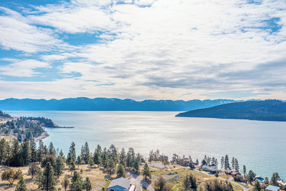 Spectacular Lake-view Retreat w/ Deck, Grill