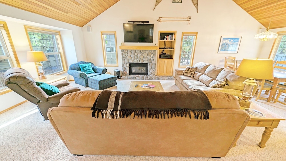 Snowshoe Inn-pyramid Mtn 7 3 Bedroom Home