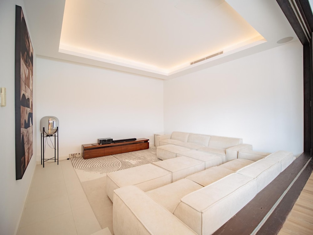 Luxurious 5bedroom White Estate Villa Private Lake