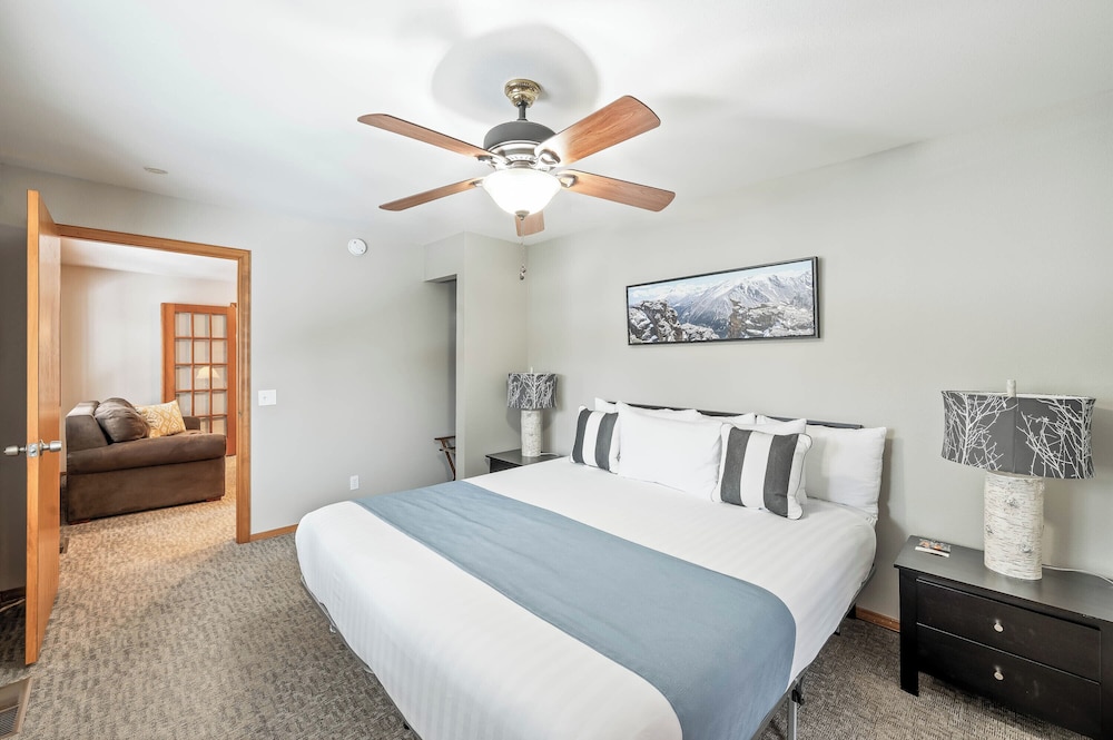 All Seasons River Inn