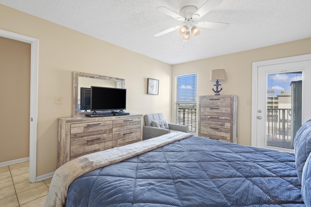 Sandpiper 2c 2 Bedroom Condo by RedAwning view 4