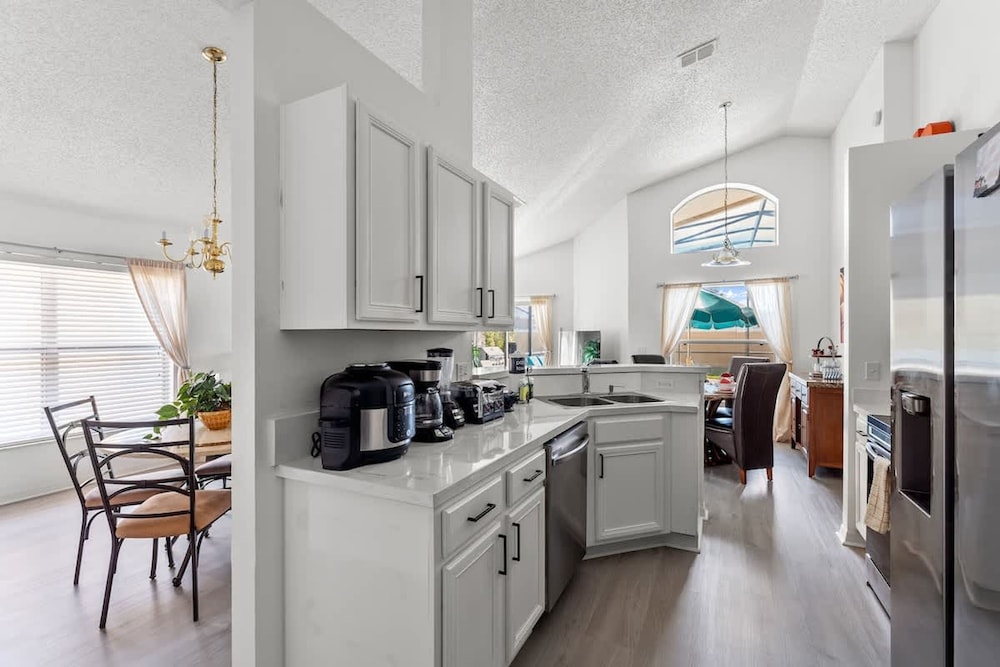 Stair-free 4BR Home for 8 - Tv210