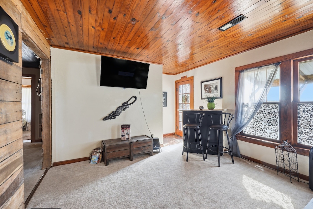 Cozy Country Retreat Hot Tub, Fire Pit & Guitars 2 Bedroom Home