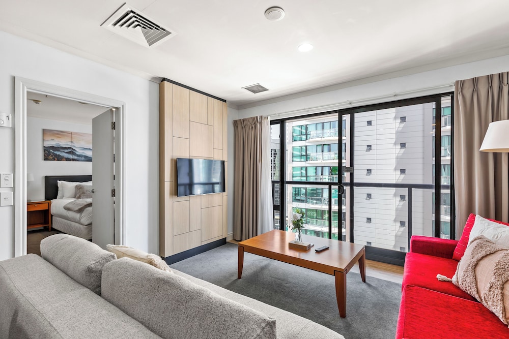 City Getaway 1BR Apt w Pool & Gym I Zodiak Stays