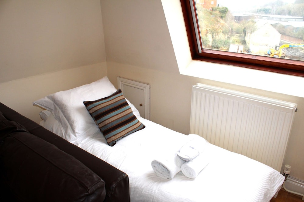 Stroud Vacations - Cotswolds Valleys Accommodation - Exclusive use character one bedroom family holiday apartment - Property Image 2