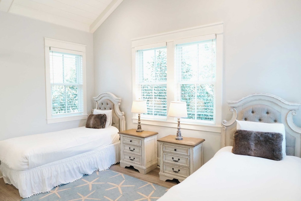 Walk to Beach, 2 Shared Pools, Enclosed Porch, Bikes 30A Hideaway by Avantstay