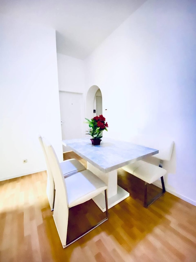 Spacious 4 BR Apt Perfect for Groups