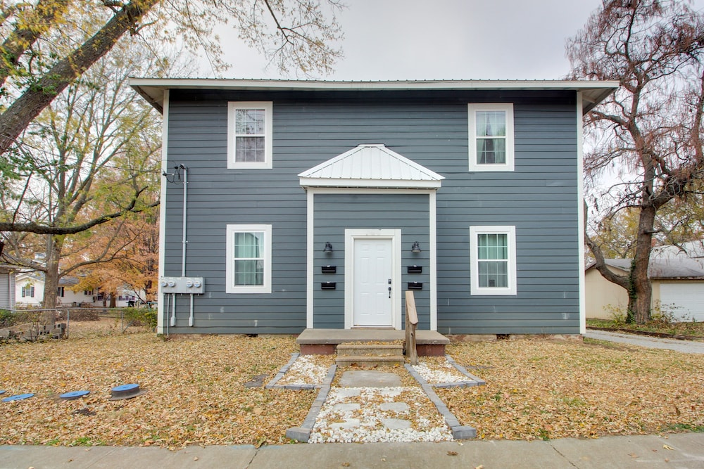 Cozy Missouri Escape w/ Balcony, Near Colleges!