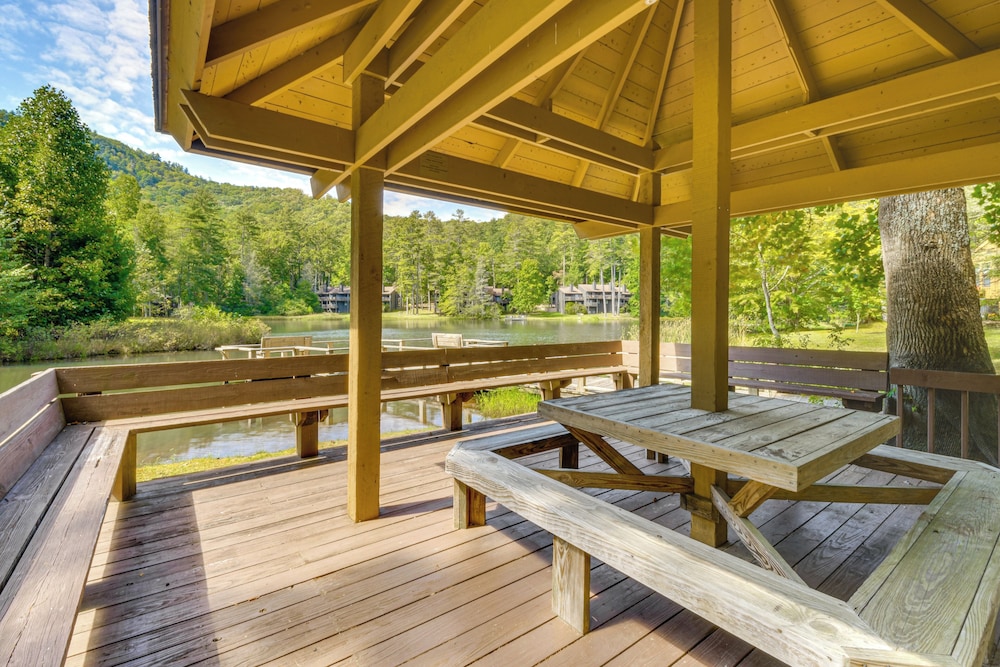 Newly Renovated: Pet-friendly Sapphire Retreat!