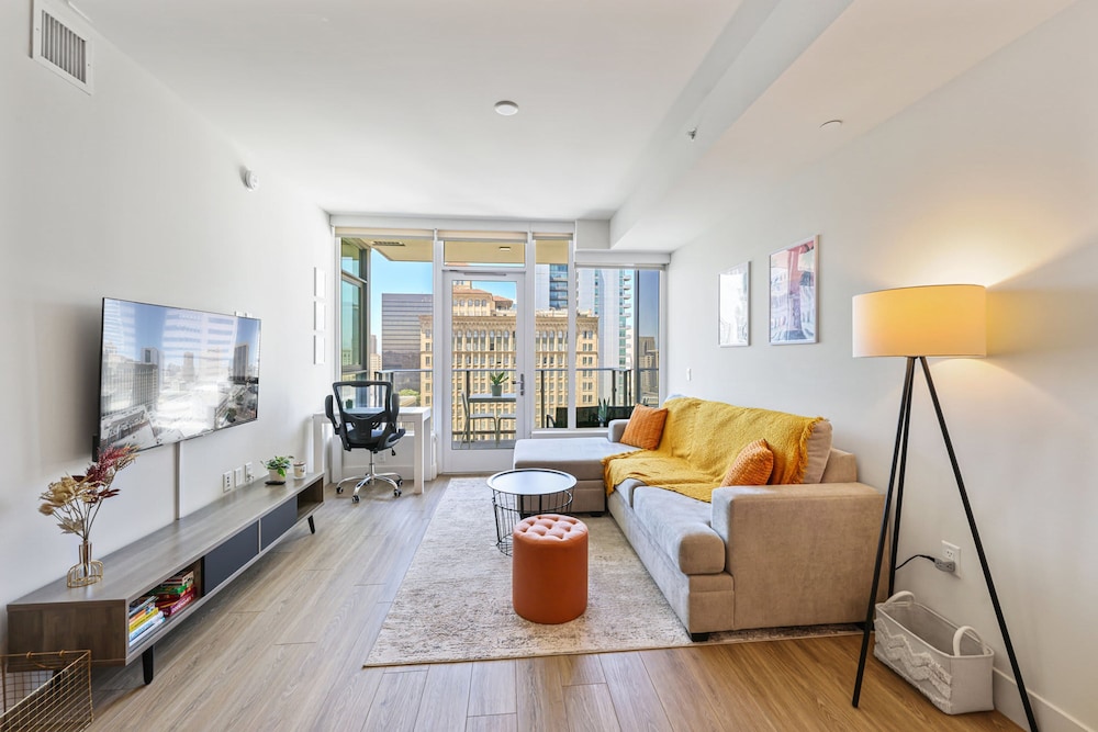 NEW Upscale Downtown San Diego Stay Queen Bed Pool Sauna