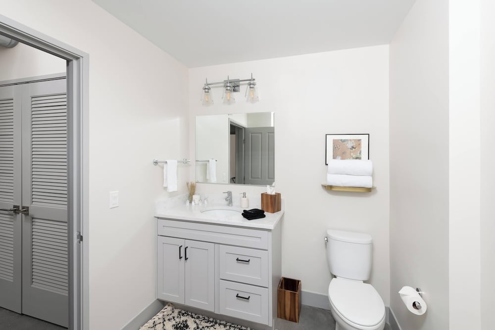 Brewery District Apartment Near Fiserv with Rooftop, Gym, and Parking