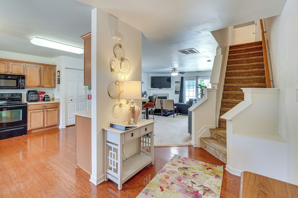 6 Mi to Dtwn Raleigh: Townhome w/ Fenced Patio!