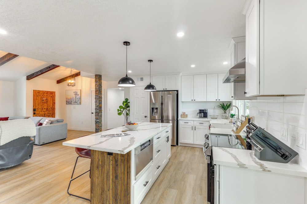Poolside Relaxation: Group-friendly Home in Havasu