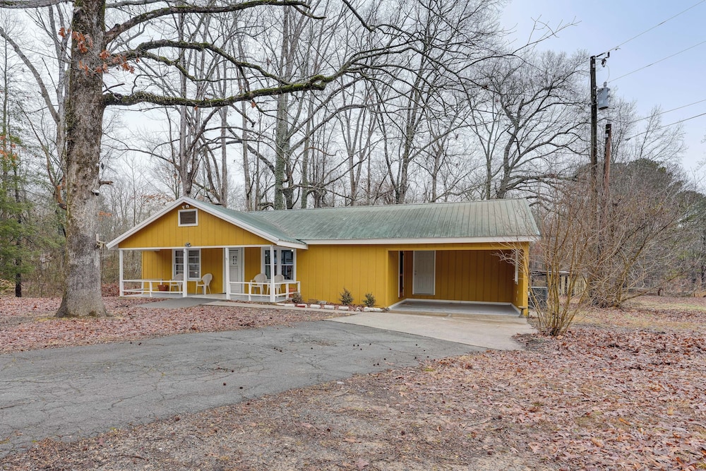Deck & 2-acre Yard: Quiet Getaway in Crandall!