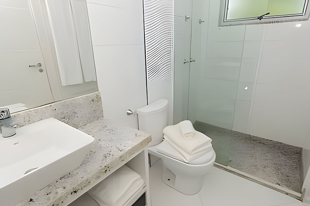 Casa com piscina 5 suites 1 quarto e AC
