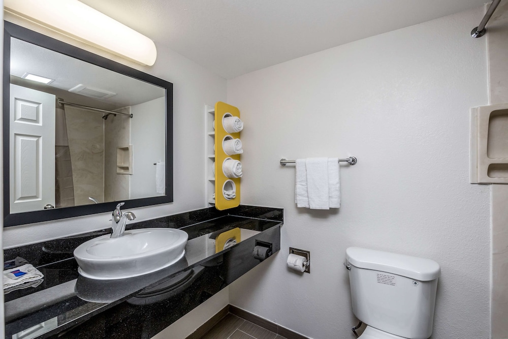 Motel 6 Peoria, IL