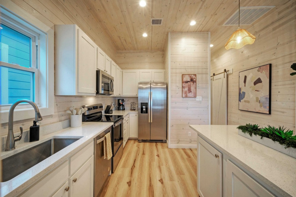 2 Homes, Sleeps 22 2 Private Pools, Firepit, Steps to Beach Boardwalk Access