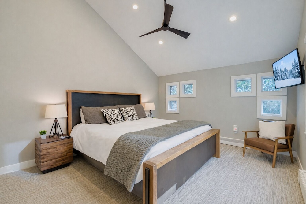 Mountain Luxury In Old Town Spa - Walk To Main 440 3 Bedroom Home