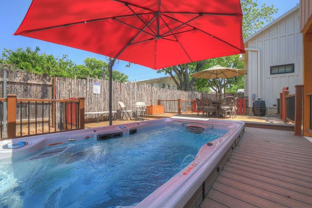 Casa Blanca-swim Spa-steps to Main Street!
