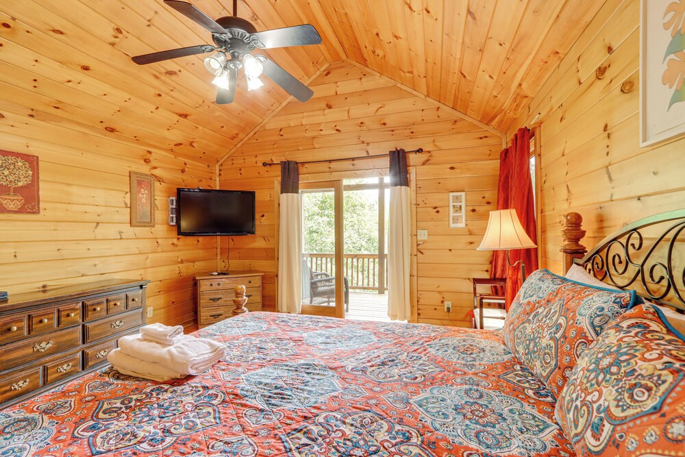Pet-friendly Resort Cabin 5 Mi to Dtwn Ellijay!