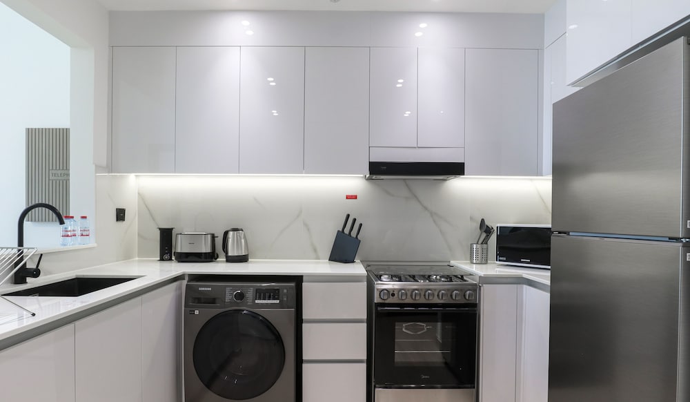 WelHome - Dubai Delight: Luxe Living 1BR at Binghatti Luna