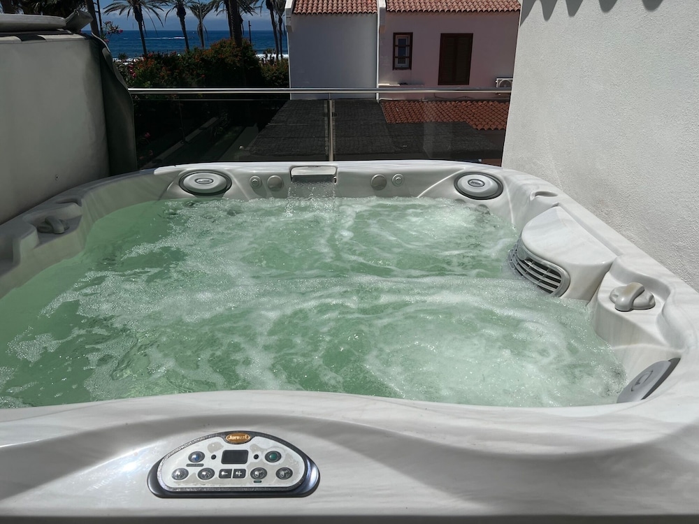 Luxury 4 bedroom villa with jacuzzi photo 3