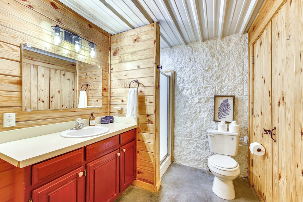 5 Mi to Beaver Lake: Family Cabin w/ Game Room