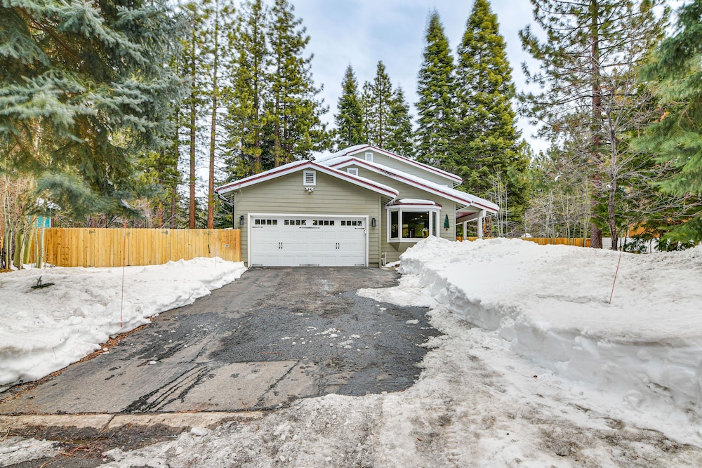 Serene Nevada Retreat w/ Deck, Grill & Hot Tub! view 5
