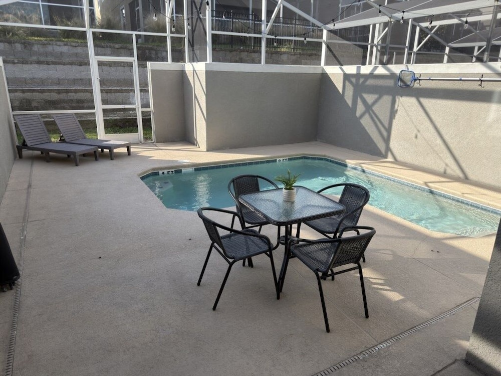 Stunning 4 Bed Townhome With Splash Pool-1160ks 4 Bedroom Townhouse