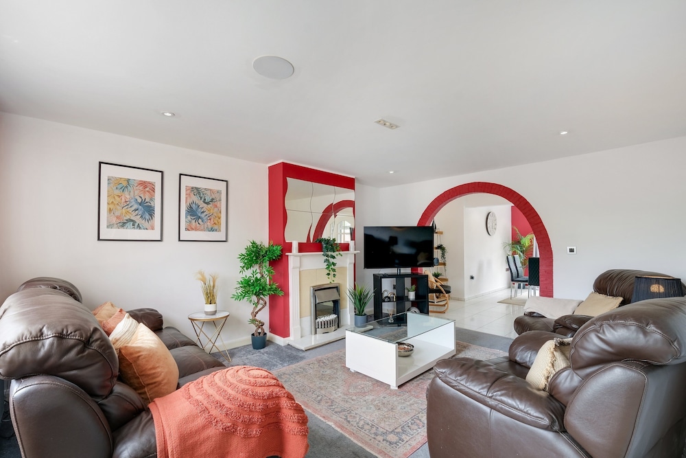 Elegant 5 Bed Home with Garden- Slough