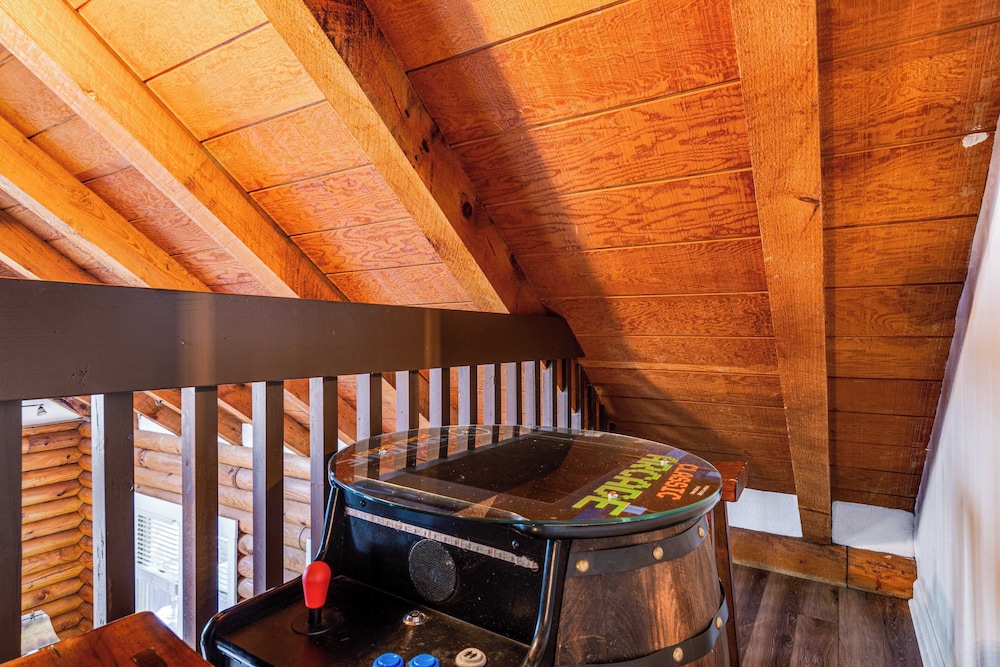 Artful Craftsman Hot Tub, Firepit, and Pond Gatlinburg + National Parks