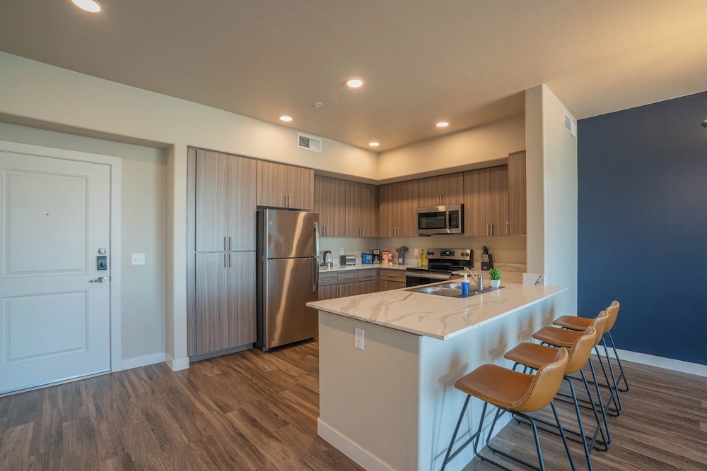ROVE LIVING/KL - V on Broadway