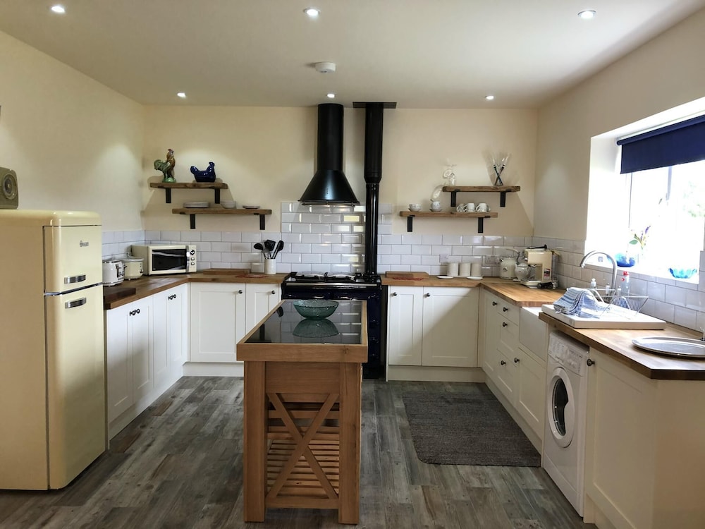 Country Retreat Sleeps 2 Near Cymyran Beach view 3