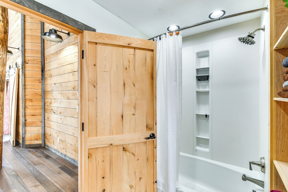 Perfect for Families: Custom-built Harrison Cabin!