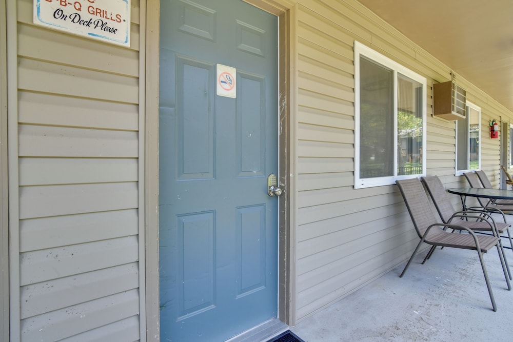 Charming Studio w/ Pool & Table Rock Lake Access!