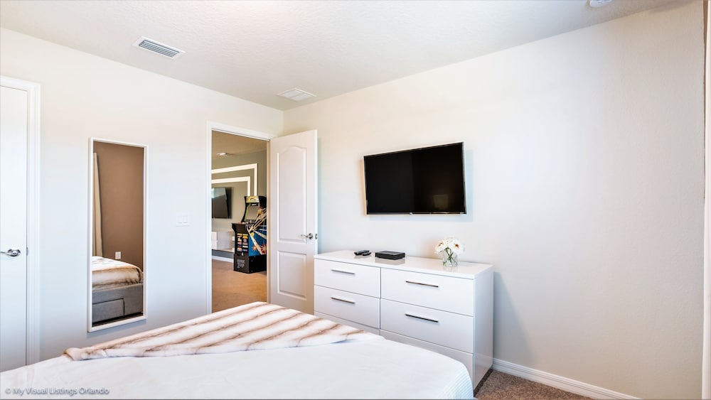 Cool and Modern 6 Bed 4 Ba Villa Game Room Pool 5445 view 4