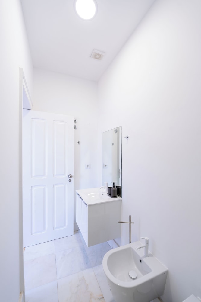 Sunny Lisbon Apartments by SoulPlaces