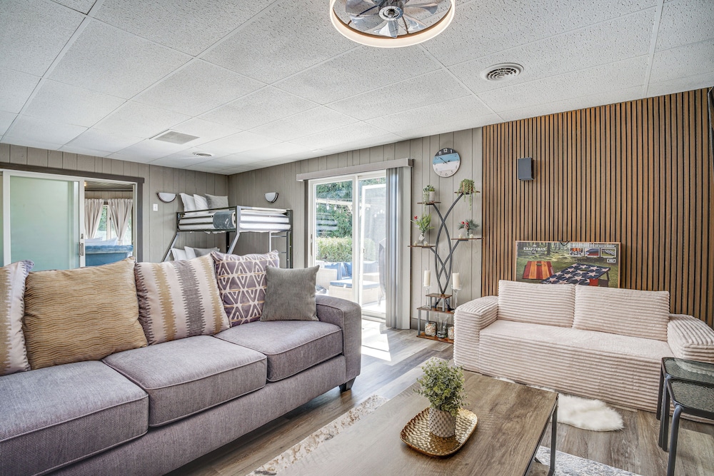 9 Mi to Shore: Home w/ Hot Tub in Howards Grove!