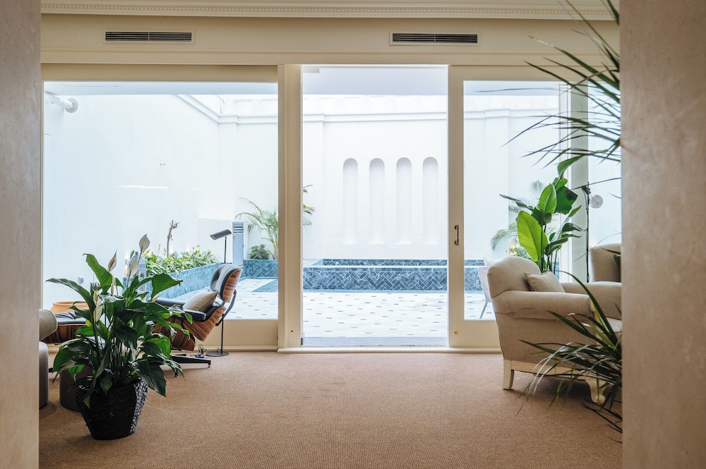 Luxurious Apartment with Patio and Pool