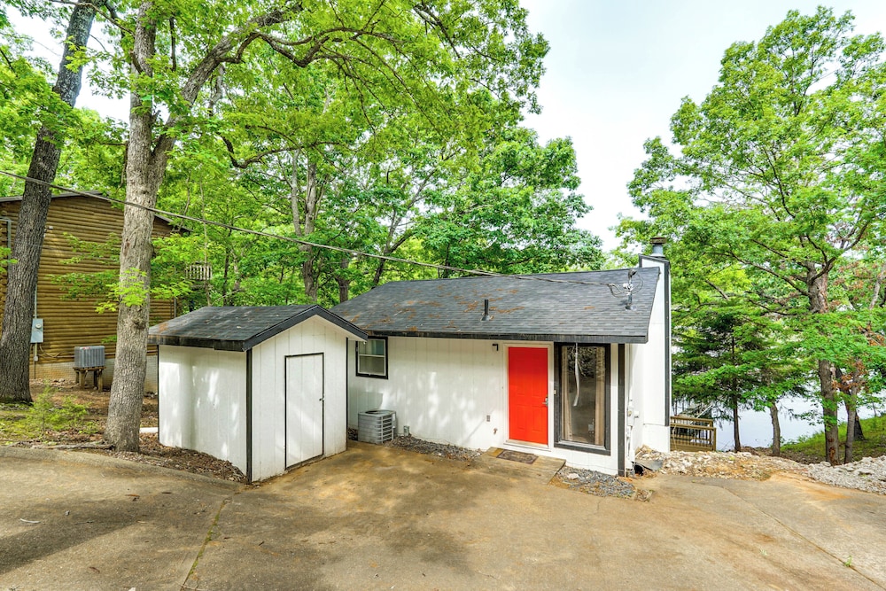 Lake of the Ozarks Home w/ Boat Dock & Kayaks