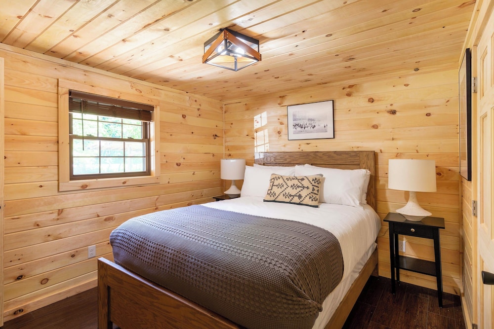 2 Mi to Dtwn: Spacious Gatlinburg Home w/ Hot Tub!