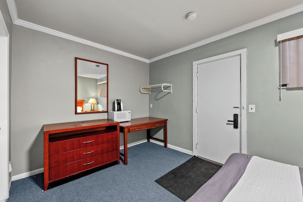 1BR w/ Smart TV AC Self Check-in MI