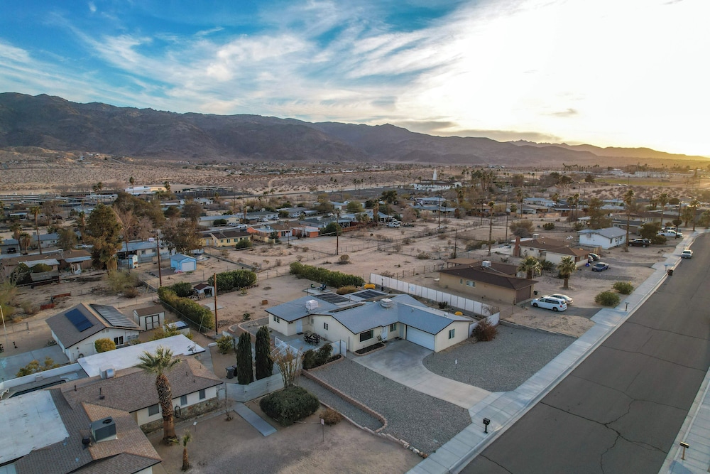 6 Mi to Joshua Tree: Home w/ Outdoor Oasis & View!