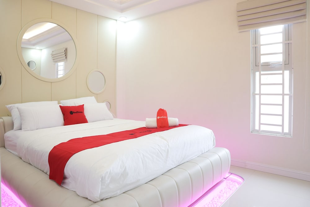 RedDoorz Premium @ Nguyen Oanh Street