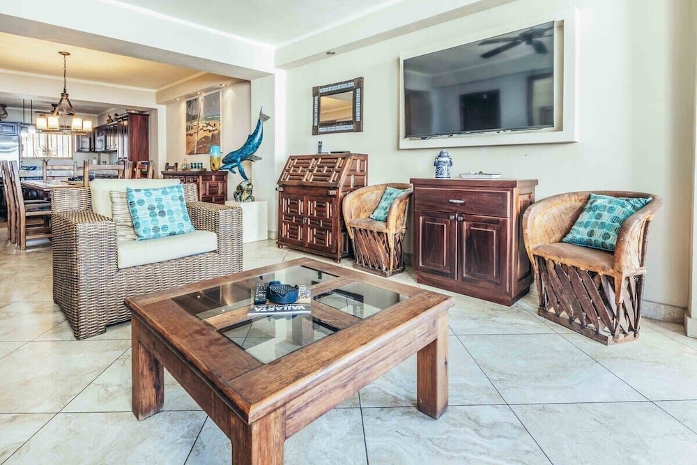 Ocean View 2Br Condo-balcony-beach-pool - 805
