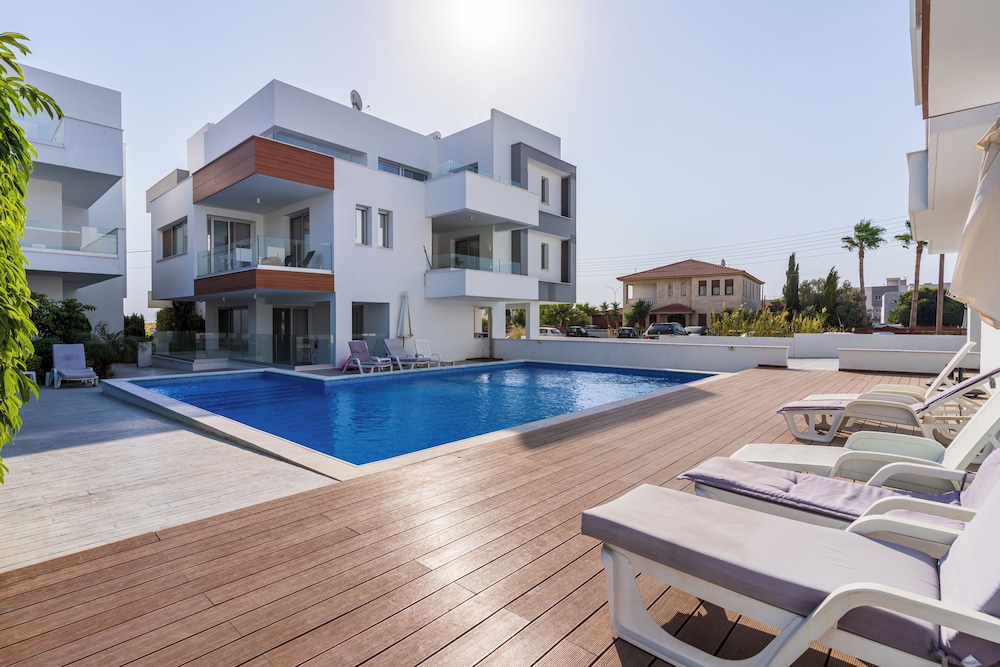 Valleria - 2 BR Apt W Pool in Larnaca