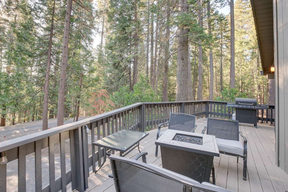 Arnold Cabin Near Calaveras Big Trees State Park! view 4