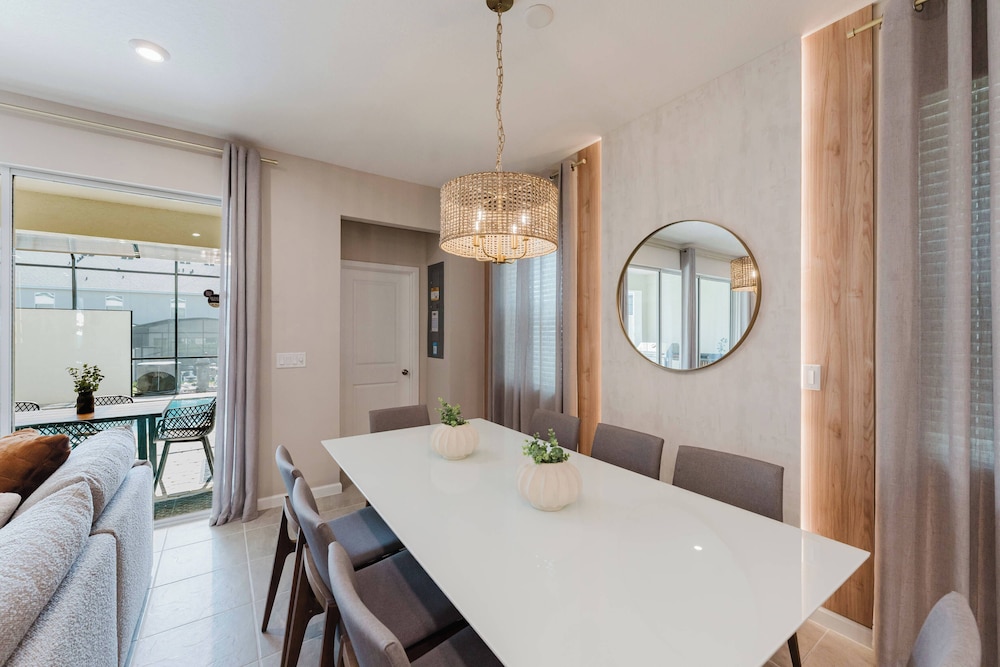 Themed 6BR Solara Near Disney Pool Summerkitchen