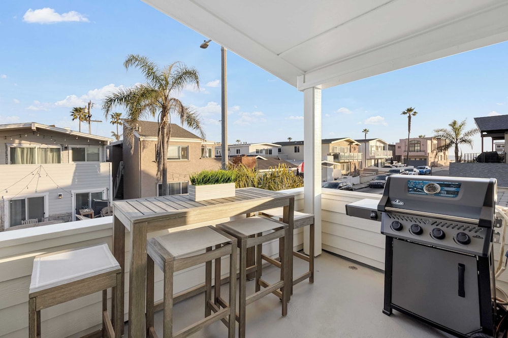 Steps From the Sand/boardwalk Outdoor Dining, Parking, and Patio in Newport