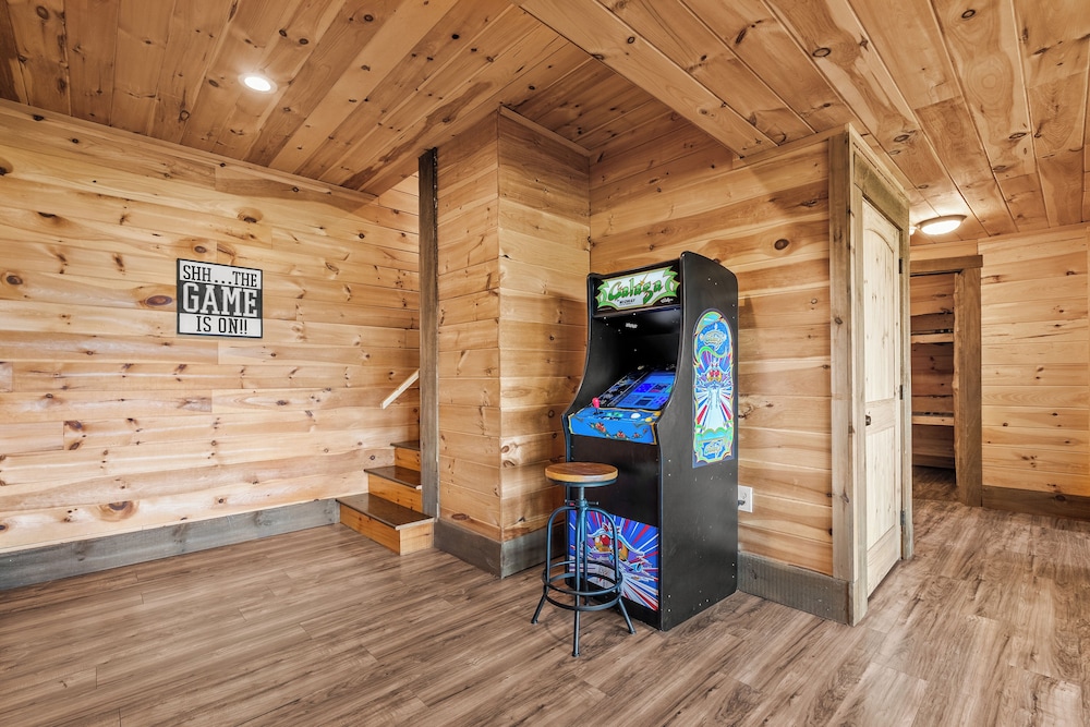 Amazing View Cabin w Gameroom Hot Tub Fire Pit
